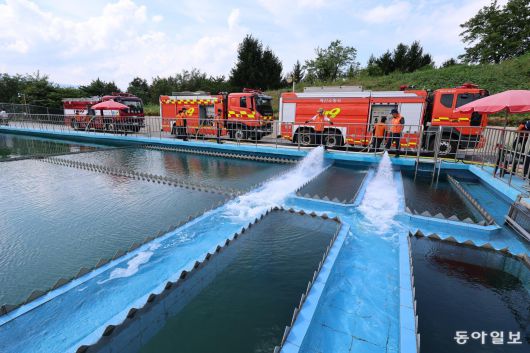 강릉시 운반급수에 투입된 소방차가 홍제정수장에 물을 공급하고 있다. 동아일보DB