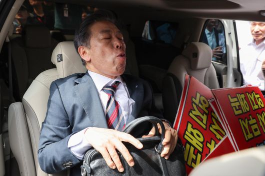 김형석 독립기념관장이 8일 서울 여의도 국회에서 기자회견을 마친 후 퇴진을 요구하는 시민단체 회원들의 항의 속 차량에 탑승해 가쁜 숨을 몰아쉬고 있다. 2025.9.8/뉴스1