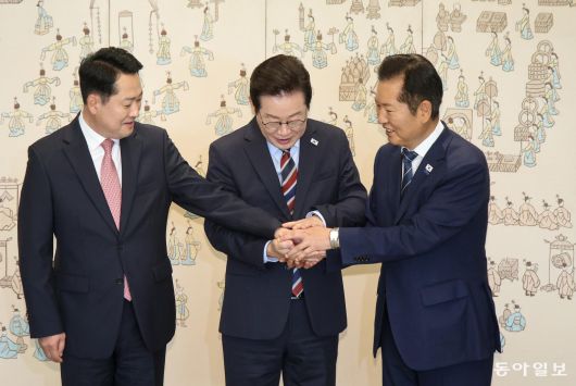 이재명 대통령이 8일 오전 서울 용산 대통령실에서 더불어민주당 정청래 대표, 국민의힘 장동혁 대표와 오찬 회동을 갖기 전 기념 사진을 촬영하고 있다. 송은석 기자 silverstone@donga.com