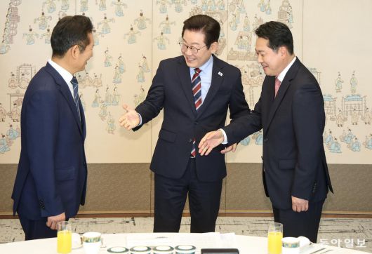 이재명 대통령이 8일 오전 서울 용산 대통령실에서 더불어민주당 정청래 대표, 국민의힘 장동혁 대표와 오찬 회동을 갖기 전 인사를 하고 있다. 송은석 기자 silverstone@donga.com