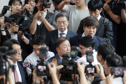 김형석 독립기념관장이 8일 서울 여의도 국회에서 기자회견을 마친 후 퇴진을 요구하는 시민단체 회원들의 항의에 막혀 있다. 2025.9.8/뉴스1