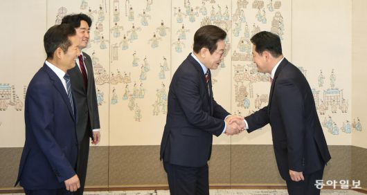 이재명 대통령이 8일 오전 서울 용산 대통령실에서 국민의힘 장동혁 대표와 오찬 회동을 갖기 전 인사를 하고 있다. 이 대통령이 여야 지도부와 회동하는 것은 지난 6월 22일 민주당 김병기 당시 대표 직무대행 겸 원내대표, 국민의힘 김용태 비상대책위원장과 오찬 회동을 한 지 78일 만이다. 송은석 기자 silverstone@donga.com