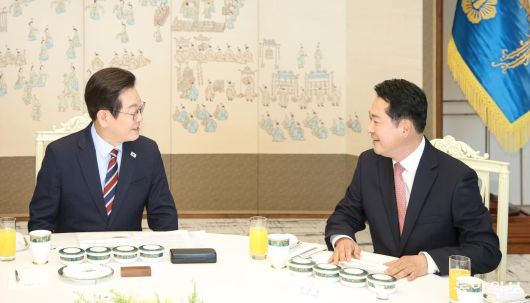 이재명 대통령이 8일 오전 서울 용산 대통령실에서 열린 여야 오찬 회동에서 국민의힘 장동혁 대표의 모두발언을 듣고 있다. 송은석 기자 silverstone@donga.com