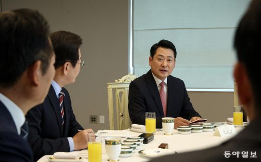 국민의힘 장동혁 대표가 8일 오전 서울 용산 대통령실에서 이재명 대통령, 정청래 더불어민주당 대표와 가진 여야 오찬 회동에서 모두발언을 하고 있다. 2025.09.08. 송은석 기자 silverstone@donga.com