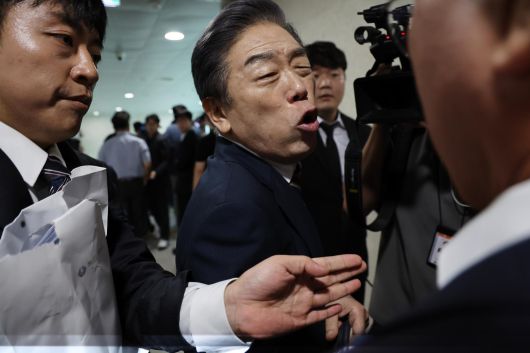 김형석 독립기념관장이 8일 오전 서울 여의도 국회 소통관에서 ‘독립기념관 바로 세우기’ 기자회견을 위해 이동하던 중 민주당 의원들의 항의를 받고 있다.  2025.09.08. 뉴시스