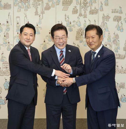 이재명 대통령이 8일 오전 서울 용산 대통령실에서 더불어민주당 정청래 대표, 국민의힘 장동혁 대표와 오찬 회동을 갖기 전 기념 촬영을 하고 있다. 송은석 기자 silverstone@donga.com