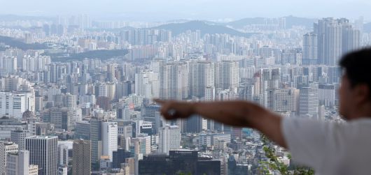 정부가 7일 부동산관계장관회의를 통해 주택공급 확대 방안을 발표했다. 정부는 수도권 주택 공급 부족을 해소하기 위해 2030년까지 수도권에 총 135만가구 공급을 목표로 매년 신규 주택 27만가구 착공을 추진한다. 이를 위해 한국토지주택공사(LH)가 수도권 공공택지 매각을 중단하고 직접 시행에 나선다.  사진은 주택공급 확대 방안을 발표한 7일 남산에서 바라본 서울 아파트 모습. 2025.09.07. 뉴시스