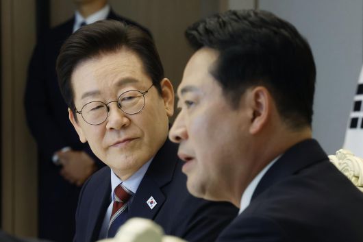 이재명 대통령이 8일 서울 용산 대통령실 청사에서 열린 여야 지도부 오찬 회동에서 장동혁 국민의힘 대표 발언을 듣고 있다. 2025.09.08. 뉴시스