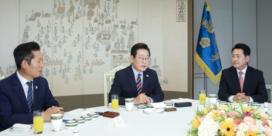 이재명 대통령이 8일 오전 서울 용산 대통령실에서 정청래 더불어민주당 대표, 장동혁 국민의힘 대표와 가진 여야 오찬 회동에서 모두발언을 하고 있다. 2025.09.08. 송은석 기자 silverstone@donga.com