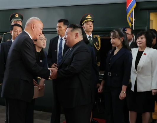 (평양 노동신문=뉴스1) = 김정은 북한 국무위원장이 지난 2일 중국의 항일전쟁 및 세계반파쇼전쟁 승리(전승절) 80주년 기념행사 참서을 위해 딸 주애와 함께 베이징에 도착해 영접을 받는 모습.