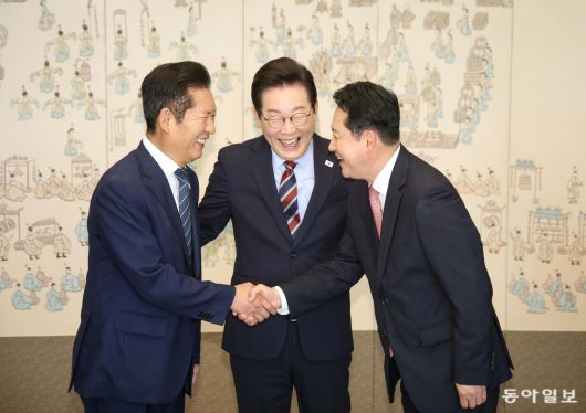 악수 안 한다던 정청래-장동혁 ‘악수’ 이재명 대통령이 8일 오전 용산 대통령실에서 열린 여야 대표 초청 오찬에서 더불어민주당 정청래 대표(왼쪽)와 국민의힘 장동혁 대표가 악수하는 모습을 보며 환하게 웃고 있다. 이 대통령을 함께 만난 여야 대표는 이날 대표직 선출 뒤 처음으로 악수했다. 정 대표는 국민의힘을 ‘내란 정당’으로 규정하고 악수를 거부했지만 이날 회동에선 기념 촬영에 앞서 장 대표와 악수하고 인사를 나눴다. 송은석 기자 silverstone@donga.com