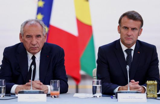 프랑수아 바이루 프랑스 총리(왼쪽)와 에마뉘엘 마크롱 대통령이 지난달 12일 파리 엘리제궁에서 열린 회의에 참석했다. 파리=AP 뉴시스
