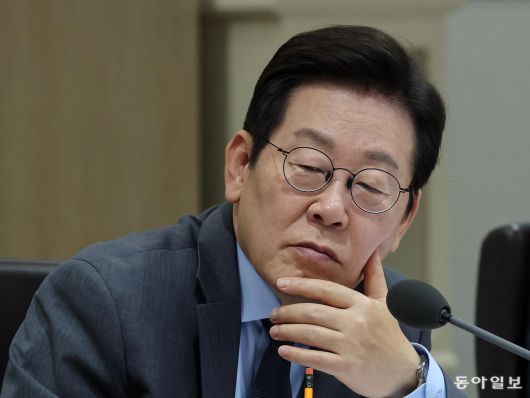 이재명 대통령이 9일 오후 서울 용산 대통령실에서 열린 제41회 국무회의 도중 생각에 잠겨 있다. 송은석 기자 silverstone@donga.com