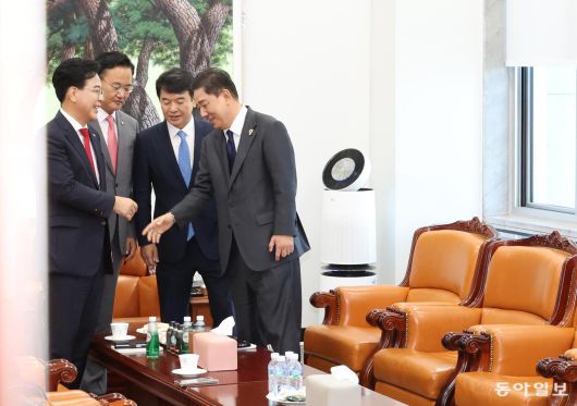 김병기 민주당 원내대표와 송언석 국민의힘 원내대표가 10일 오후 서울 여의도 국회에서 악수를 하고 있다. 장승윤 기자 tomato99@donga.com