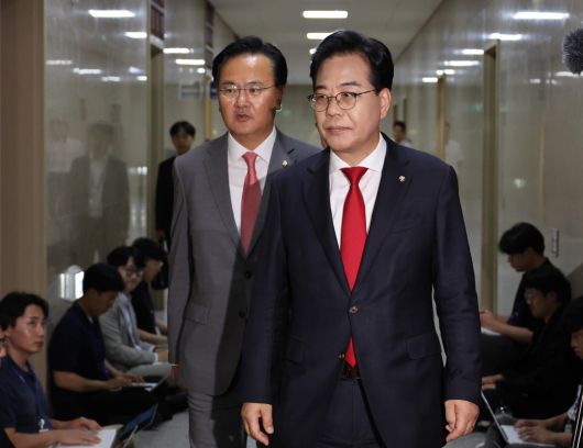 송언석(오른쪽) 국민의힘 원내대표와 유상범 원내운영수석부대표가 10일 오후 서울 여의도 국회에서 김병기 더불어민주당 원내대표와 회동을 위해 운영위원장실로 향하고 있다. 2025.09.10. 뉴시스