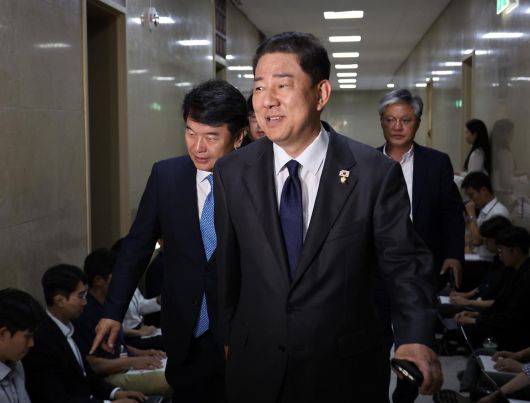 김병기(오른쪽) 더불어민주당 원내대표와 문진석 원내운영수석부대표가 10일 오후 서울 여의도 국회에서 송언석 국민의힘 원내대표와 회동을 위해 운영위원장실로 향하고 있다. 2025.09.10. 뉴시스