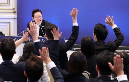 이재명 대통령이 취임 100일째가 되는 11일 서울 청와대 영빈관에서 열린 ‘회복을 위한 100일, 미래를 위한 성장’ 기자회견에서 기자들의 질문을 받고 있다. 2025.09.11 대통령실사진기자단 송은석 기자 silverstone@donga.com