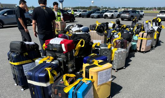 LG에너지솔루션 직원들이 구금됐던 동료들의 개별 짐을 포장하고 있다. 해당 짐들은 화물운송으로 한국으로 보낸 뒤, 각 인원들의 자택으로 배송시킬 예정이다. LG에너지솔루션 제공