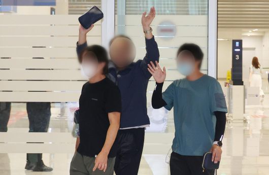 미국 이민 당국에 체포·구금됐다가 석방된 한국인 근로자들이 12일 오후 인천국제공항을 통해 귀국하고 있다. 2025.09.12. 사진공동취재단
