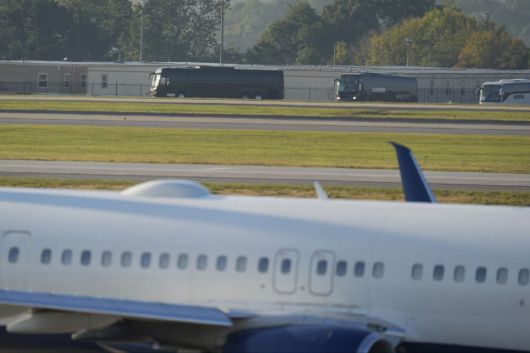 미국 하츠필드-잭슨 애틀랜타 국제공항에 한국인 노동자를 태운 버스가 도착하는 모습. 애틀랜타=AP뉴시스