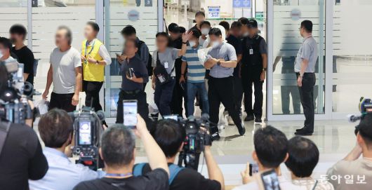 미국 이민당국에 의해 조지아주에 구금됐던 한국인 근로자들이 12일 인천국제공항 제2여객터미널 입국장을 나서고 있다. 2025.9.12. 박형기 기자 oneshot@donga.com