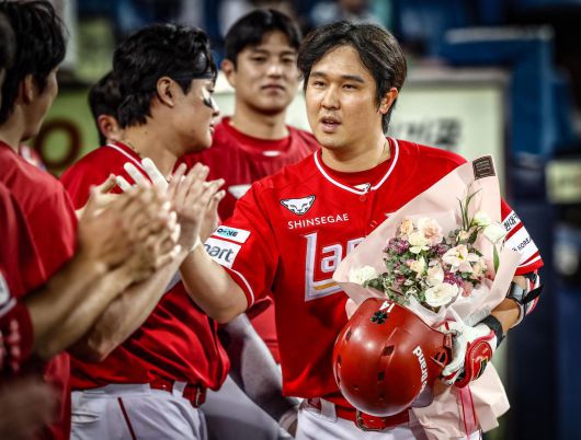 동료들에게 10년 연속 20홈런 기록을 축하받는 최정(오른쪽). SSG 제공