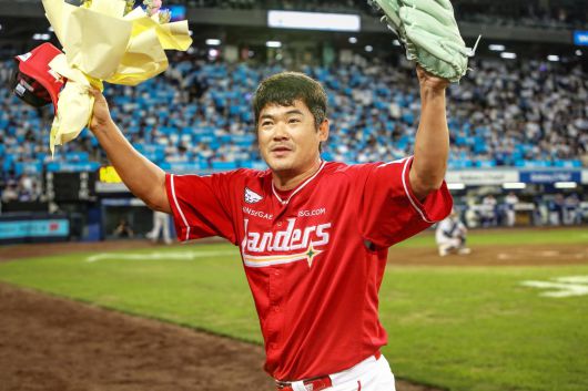 축하 꽃다발을 받은 뒤 팬들에게 인사하는 노경은. SSG 제공