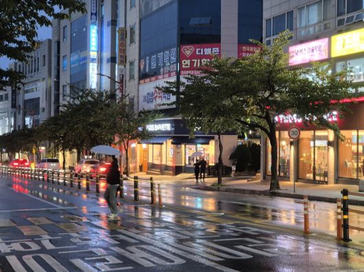 12일 오후 강원 강릉 교통 일대에서 우산을 쓴 시민들이 발걸음을 옮기고 있다. 뉴스1