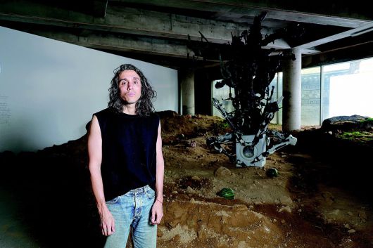 아드리안 비야르 로하스 작가가 서울 종로구 아트선재센터에서 열린 개인전 ‘적군의 언어’에서 공개한 조각 작품들은 ‘타임엔진’이라는 프로그램을 이용했다. 작가는 “사람의 손가락이 여섯개이고 그래서 육십진법을 사용하며 열두 손가락으로 연주하는 피아노 음악 등 상상 밖의 세계를 만들어내기 위해 이 프로그램을 쓴다”고 했다. 전영한 기자 scoopjyh@donga.com