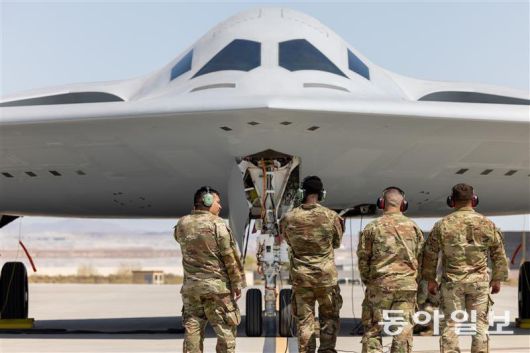 미국의 차세대 스텔스 전략폭격기인 B-21(레이더)의 2번체 기체가 미 캘리포니아주 에드워즈 공군 기지에서 시험비행을 위해  활주로로 이동하고 있다. 미 공군 홈페이지