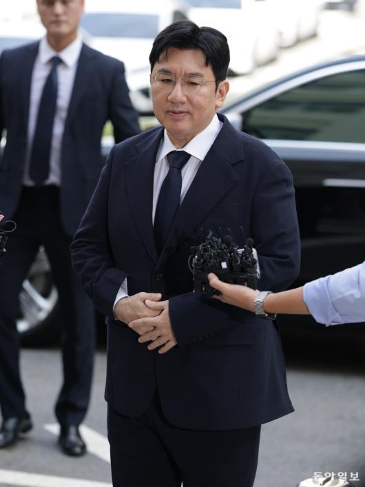 사기적 부정 거래 의혹을 받는 방시혁 하이브 의장이 15일 서울 마포구 서울경찰청 금융범죄수사대에 피의자 신분으로 출석하고 있다. 방 의장이 수사기관에 출석해 조사받는 건 이번이 처음이다. 박형기 기자 onehsot@donga.com