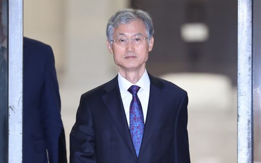 더불어민주당이 내란전담재판부 설치를 놓고 이견을 표한 조희대 대법원장에 대한 사퇴 공세를 높인 15일 저녁 서울 서초구 대법원에서 조희대 대법원장이 청사를 나서고 있다. 2025.9.15. 뉴스1