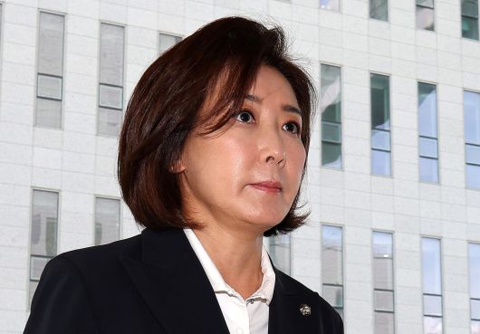 나경원 국민의힘 의원이 15일 서울 양천구 남부지법에서 열린 ‘지난 2019년 벌어진 국회 패스트트랙(신속처리안건) 충돌 사건’ 1심 결심 공판에 출석하고 있다. 2025.9.15/뉴스1