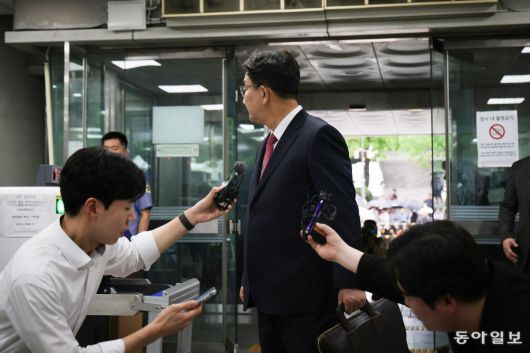 16일 권 의원이 취재진 앞에서 결백을 주장한 뒤 법정으로 향하고 있다. 박형기 기자 oneshot@donga.com