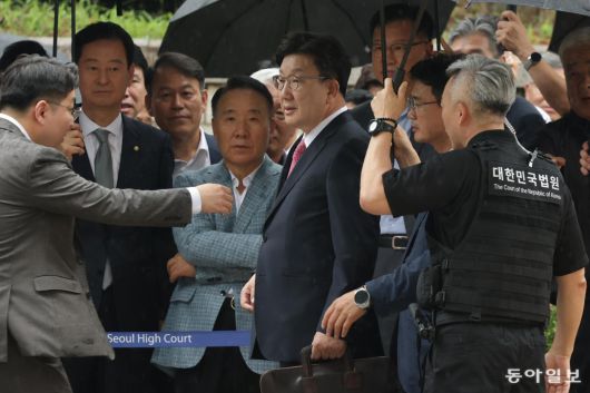 16일 국민의힘 권성동 의원이 서울 서초구 서울중앙지방법원 앞에 도착한 뒤 국민의힘 의원들과 대화하고 있다. 박형기 기자 oneshot@donga.com