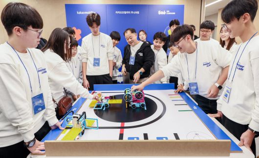택시 기사의 청소년 가족을 대상으로 코딩 교육과 멘토링을 제공하는 ‘카카오모빌리티 주니어랩’ 3기에 참여한 학생들이 교육을 받고 있다.