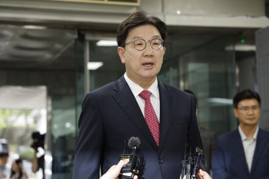 권성동 국민의힘 의원이 16일 서울 서초구 중앙지방법원에서 ‘통일교 불법 정치자금 수수’ 의혹(정치자금법 위반 혐의) 관련 구속 전 피의자 심문(영장실질심사)에 출석하고 있다. 뉴스1