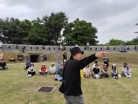 황평우 더리미미술관 학예실장(문화재청 전 문화재연구위원)이 광성보에서 역사강의를 하고 있다. 사진=더리미미술관 제공