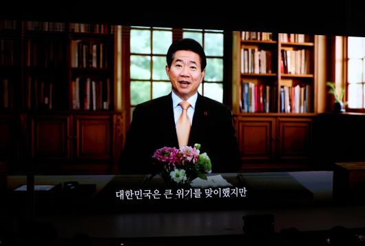 AI 기술로 만들어진 노무현 전 대통령의 인사 영상이 19일 서울 여의도 국회 의원회관에서 열린 더불어민주당 창당 70주년 기념식에서 상영되고 있다. 2025.09.19 [서울=뉴시스]