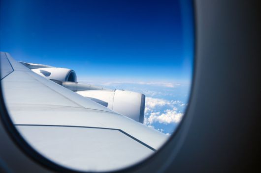 장거리 비행 중 갓난아기들의 끊임없는 울음으로 승객이 불편을 겪었다. 아기 부모는 편지로 양해를 구했으나, 승객은 피치 못할 사정이 아니면 장거리 여행을 삼가 달라고 밝혔다. (사진=게티이미지)