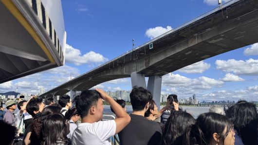 18일 오후 서울 여의도를 떠나 압구정선착장으로 향하는 한강버스에서 시민들이 서울 도심 경치를 감상하고 있다. 윤우열 기자 cloudancer@donga.com