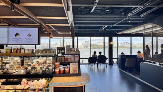 한강버스 여의도선착장 3층에는 한강뷰를 바라볼 수 있는 스타벅스가 입점했다. 윤우열 기자 cloudancer@donga.com