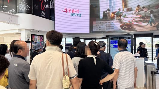 한강버스가 정식 운항을 시작한 18일 오후 여의도선착장에서 시민들이 한강버스에 탑승하기 위해 대기하고 있다. 윤우열 기자 cloudancer@donga.com