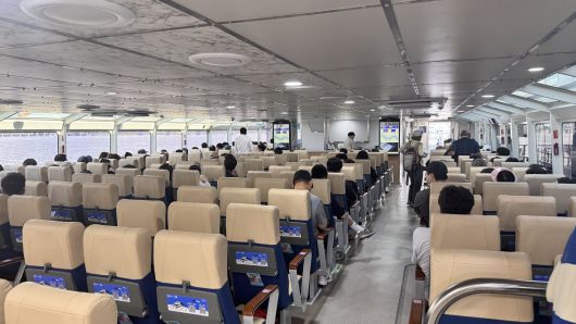 한강버스는 총 199석으로, 입석 없는 개별 좌석제다. 선박 중간부터 선미에는 3석씩 4열 배열로 좌석을 배치했다. 윤우열 기자 cloudancer@donga.com