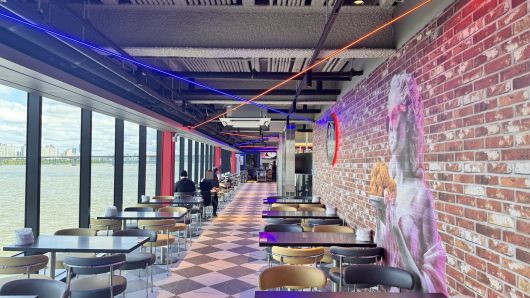 한강버스 여의도선착장 2층에 치킨 프랜차이즈 BBQ가 입점했다. 윤우열 기자 cloudancer@donga.com