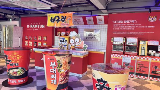 한강버스 여의도선착장 2층 BBQ 매장 안에 농심의 ‘너구리의 라면가게’가 입점했다. 윤우열 기자 cloudancer@donga.com