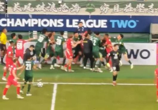 몸싸움 벌이는 양팀 선수들. 출처= 중화망