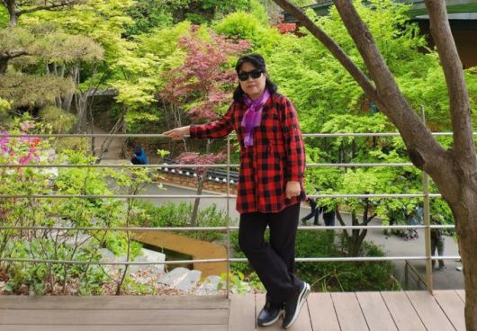 2017년 가을, 학교 교직원 연수하러 간 곳에서 최영실 씨가 포즈를 취하고 있다.