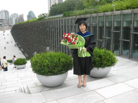 2010년 이화여대에서 석사 학위를 받은 최영실 씨.