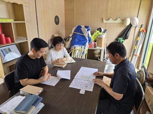 전북 군산시 감사담당관 공무원과 외부인 시민 감사관으로 구성된 합동 점검반이 관내 공사 현장을 방문해 ‘찾아가는 청렴 컨설팅’을 진행하고 있다. 군산시 제공